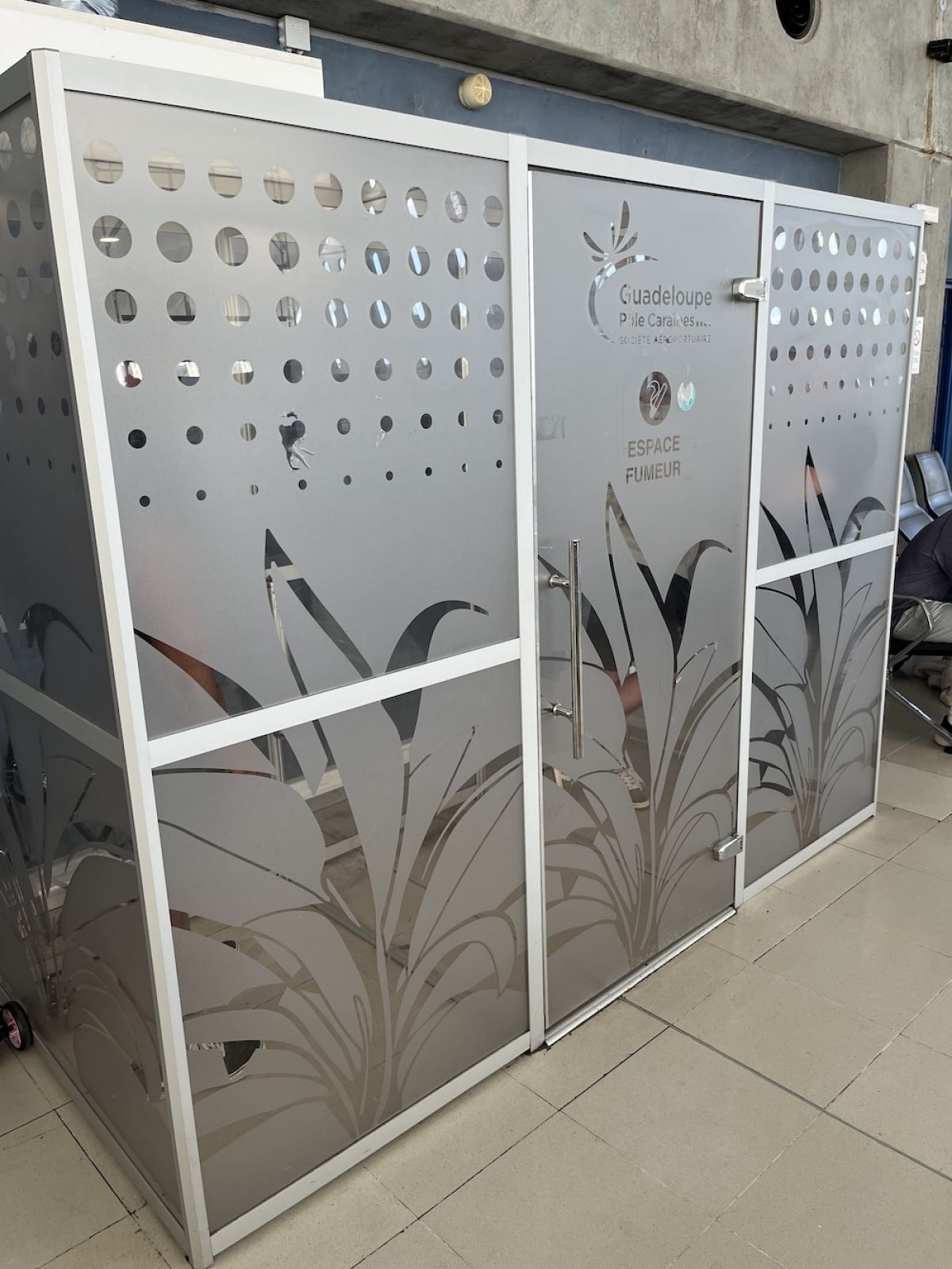 photo SYCLOP - L'aéroport de Guadeloupe installe deux cabines pour fumeurs SYCLOP