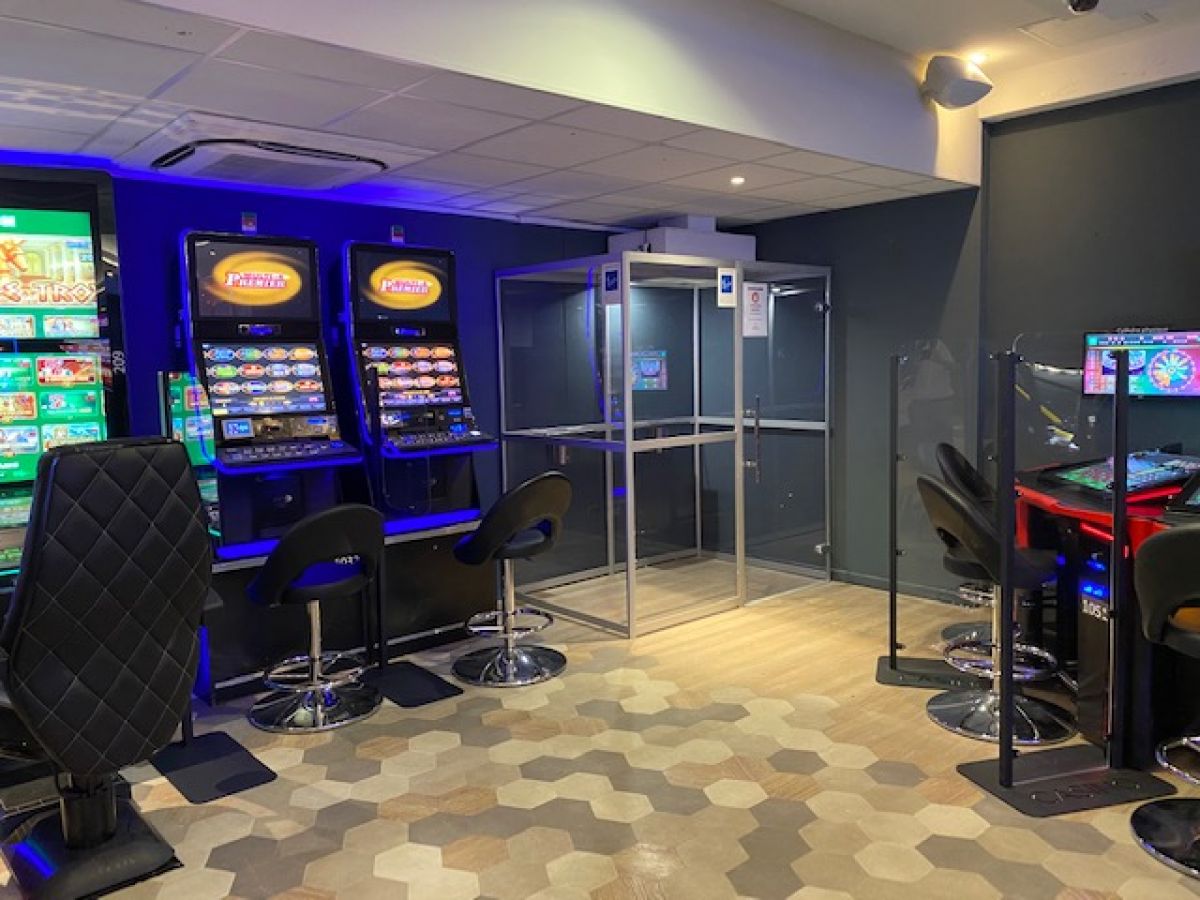 cabine-fumeurs-casino-st-gilles-1