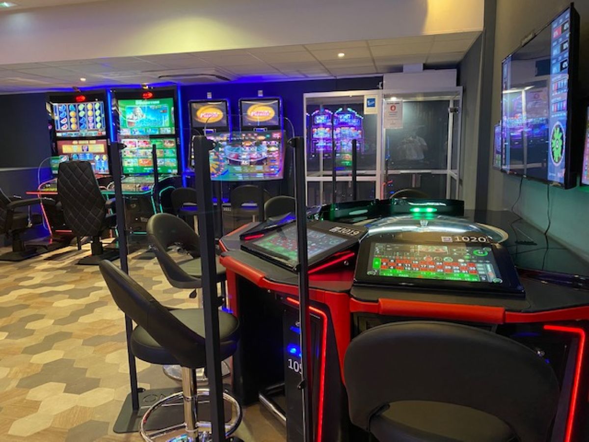 cabine-fumeurs-casino-st-gilles-2