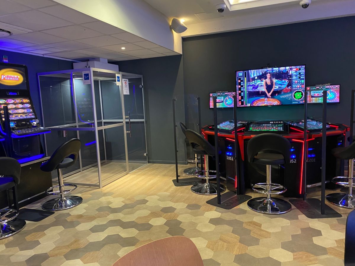 cabine-fumeurs-casino-st-gilles-3