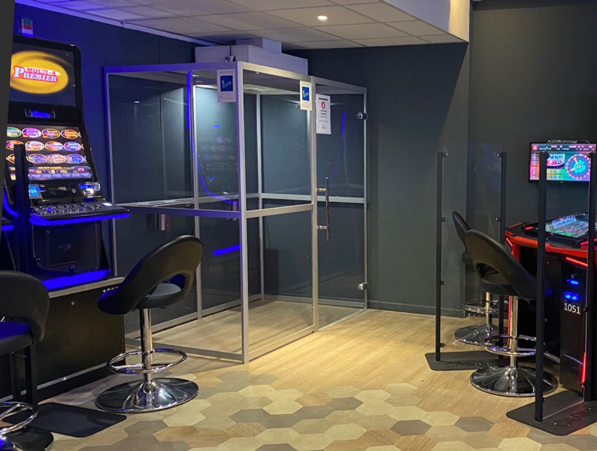 cabine-fumeurs-casino-st-gilles-4
